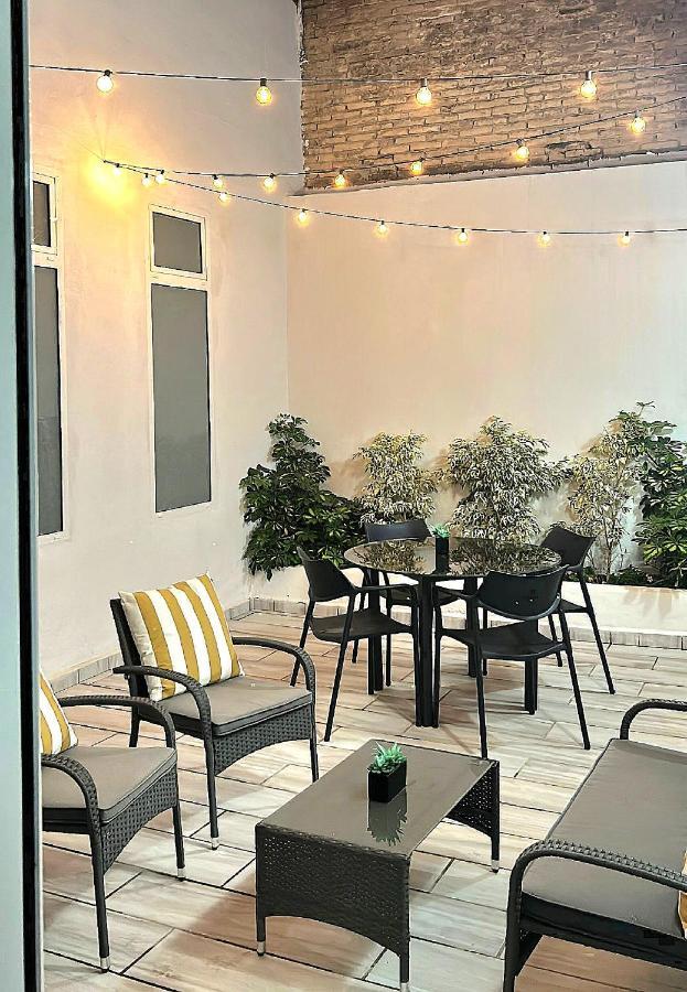 New! Renovated, Centrally Located, Private Entrance, Terrace Apartment บาเลนเซีย ภายนอก รูปภาพ